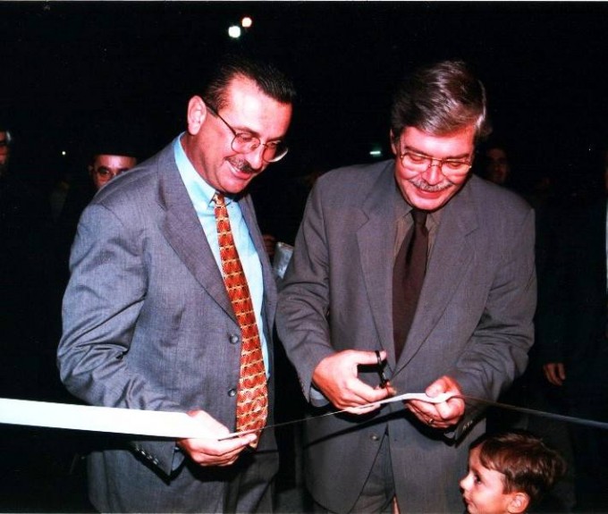 Ο Γιώργος Πέτσος με τον Αντιπεριφερειάρχη Πέλλας κ. Θεόδωρο Θεοδωρίδη το 2000. Ο κ. Πέτσος ως Αιρετός Νομάρχης και ο κ. Θεοδωρίδης ως Δήμαρχος Κρύας Βρύσης στα εγκαίνια της Γεωργικής - Βιοτεχνικής Έκθεσης Κρύας Βρύσης