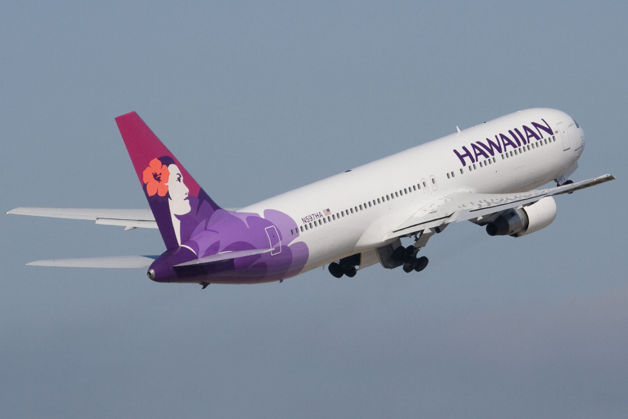 Hawaiian_Airlines_Boeing_767_N597HA_taking_off