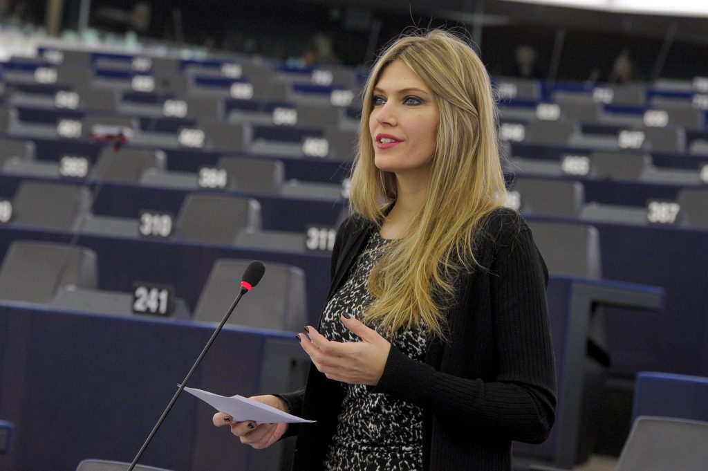Εύα Καϊλή : Παραδοχή επικίνδυνης άγνοιας της Κυβέρνησης ΣΥΡΙΖΑ για το Σχέδιο επενδύσεων Γιούνκερ, η δήλωση Φλαμπουράρη