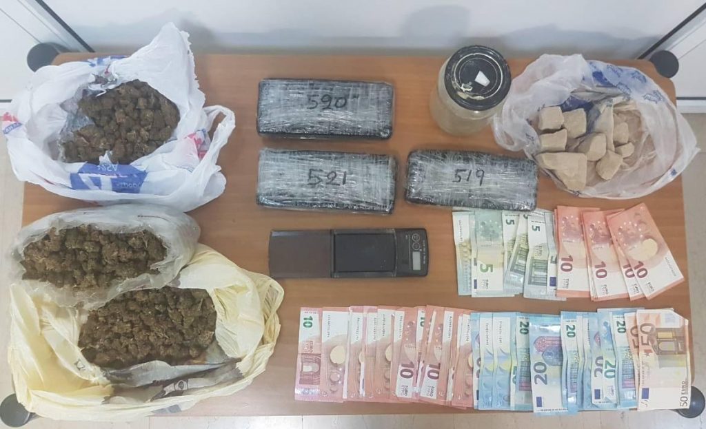 Από αστυνομικούς του Τμήματος Ασφάλειας Έδεσσας συνελήφθη 54χρονος, σε αγροτεμάχιο του οποίου εντοπίστηκε πάνω από 1,5 κιλό ηρωίνη