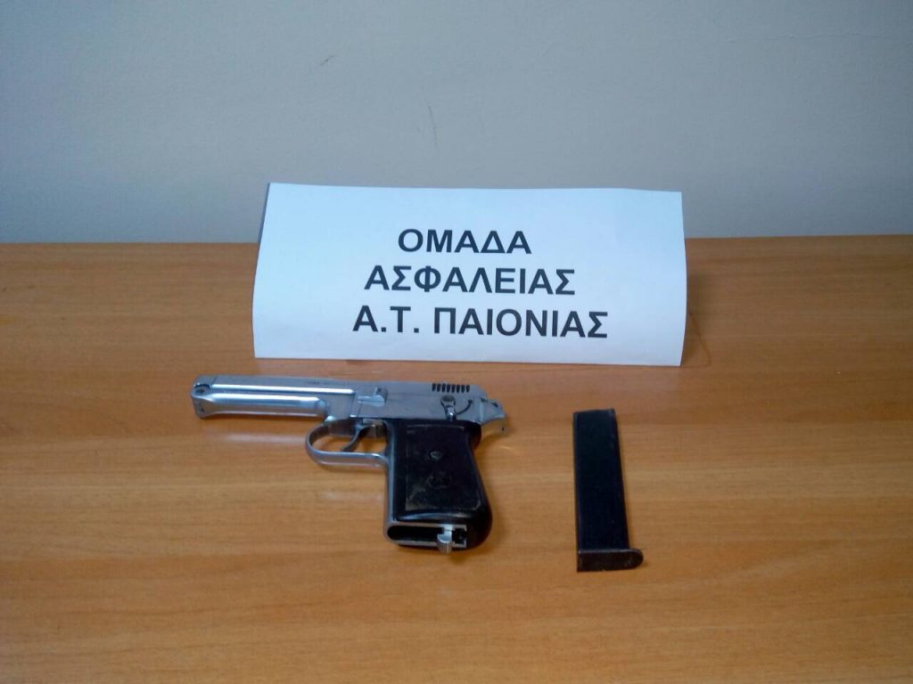 Κατασχέθηκαν ποσότητες ναρκωτικών, ένα πιστόλι, φυσίγγια και κροτίδες από 46χρονο