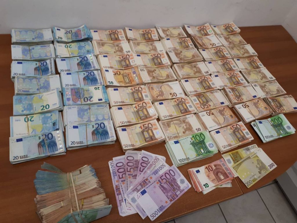 Συνελήφθησαν ένας 48χρονος και ο 26χρονος γιος του για παράνομη κατοχή όπλων και φυσιγγίων