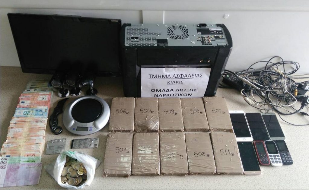 Από το Τμήμα Ασφάλειας Κιλκίς συνελήφθη 35χρονη στο σπίτι της οποίας εντοπίσθηκαν πάνω από 5 κιλά ηρωίνη