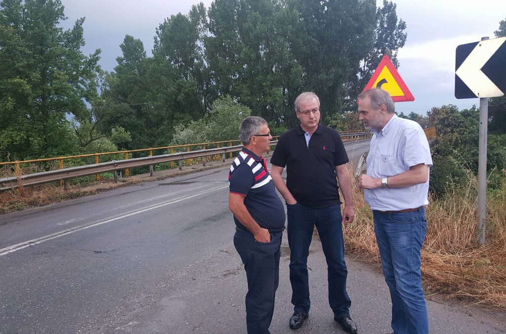 Ο Γιάννης Σηφάκης με τον Πέτρο Ζέρζη και τον πρόεδρο του Τ.Δ. Μελισσίου για την γέφυρα στο Μελίσσι