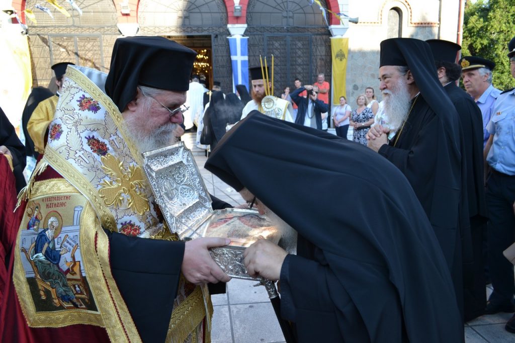 (video + photos) Με δέος και βαθιά συγκίνηση η υποδοχή του Τίμιου Σταυρού στην πόλη μας