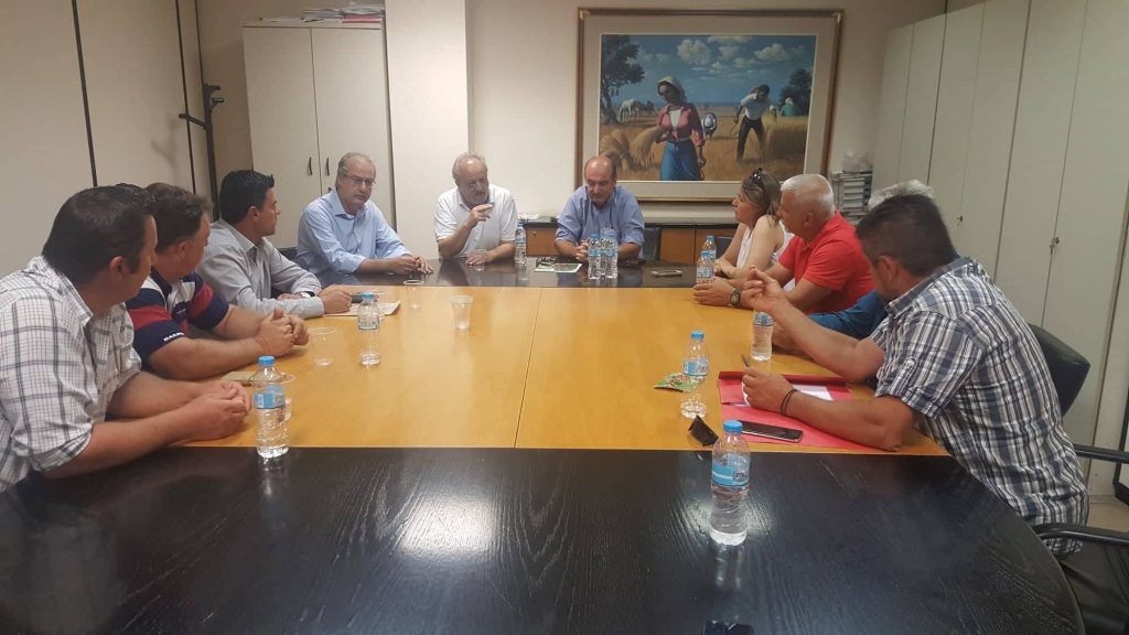 Ο Γιάννης Σηφάκης στοιν πεόρδρο του ΕΛΓΑ με προέδρους Τ.Δ. και συνεταιρισμών Αρχαγγέλου, Κερασιάς, καρυδιάς, Βρυττών και Νησίου