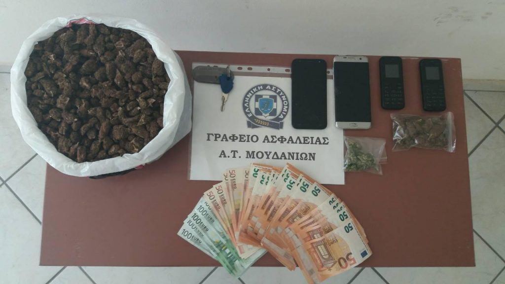 Από το Αστυνομικό Τμήμα Μουδανιών συνελήφθησαν 2 άτομα για διακίνηση και μεταφορά ναρκωτικών