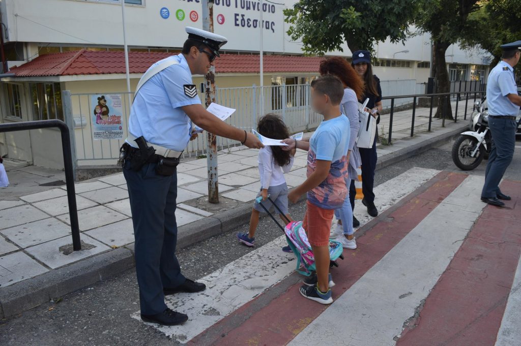 Ενημερωτικά φυλλάδια διένειμαν τροχονόμοι σε μαθητές και γονείς σε περιοχές της Κεντρικής Μακεδονίας