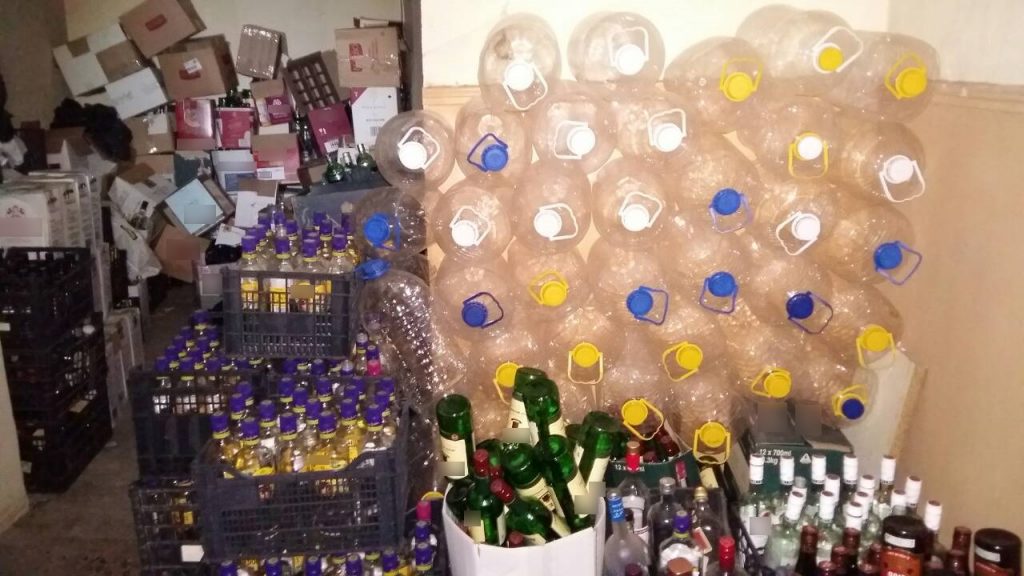 Παράνομο εργαστήριο παρασκευής και εμφιάλωσης αλκοολούχων ποτών εντοπίστηκε σε περιοχή της Θεσσαλονίκης