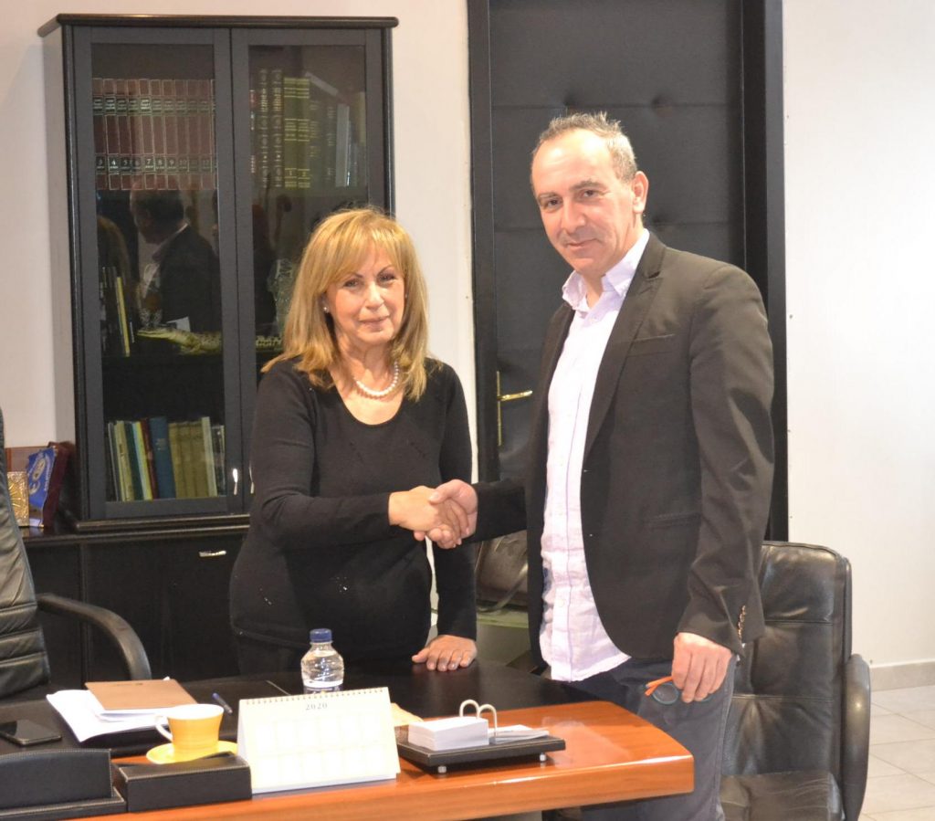 Υπογραφή σύμβασης από την Αν. Αντιπ/ρχη Πέλλας Αθηνά Αθανασιάδου-Αηδονά για την ανάπλαση εισόδου Κρύας Βρύσης Δήμου Πέλλας
