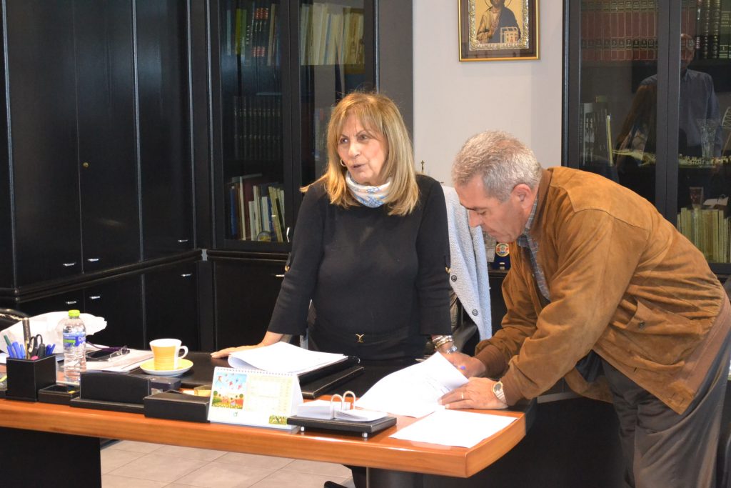 Υπογραφή των συμβάσεων από την Αν. Αντιπεριφερειάρχη Πέλλας Αθηνά Αθανασιάδου – Αηδονά