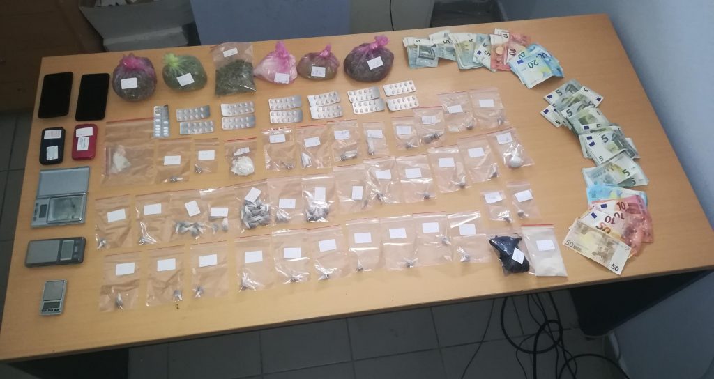 Συνελήφθησαν δύο ανδρόγυνα στις Σέρρες που είχαν συστήσει συμμορία διακίνησης ναρκωτικών ουσιών