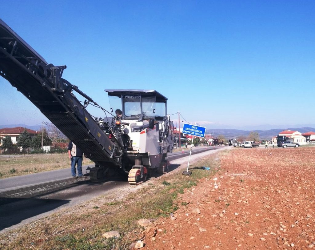 Συνεχίζεται η συντήρηση εθνικού και επαρχιακού οδικού δικτύου από την Π.Ε. Πέλλας – Ασφαλτόστρωση εντός οικισμού Λάκκας Δήμου Πέλλας