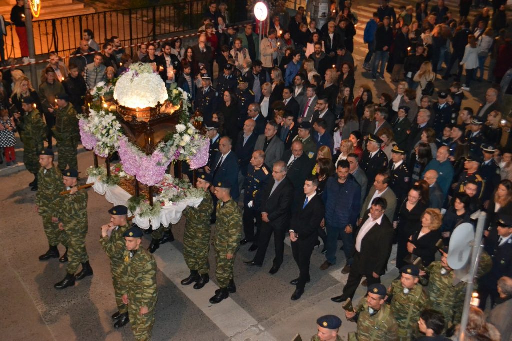 Με λαμπρότητα και θρησκευτική κατάνυξη η περιφορά του Επιταφίου στην Έδεσσα