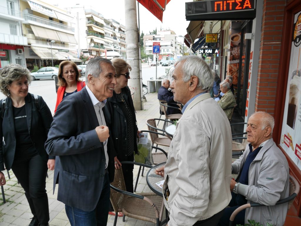 ΘΕΡΜΗ ΥΠΟΔΟΧΗ ΤΟΥ ΥΠΟΨΗΦΙΟΥ ΔΗΜΑΡΧΟΥ ΠΕΛΛΑΣ ΣΤΑΘΗ ΚΑΣΤΕΡΙΔΗ ΑΠΟ ΤΟΥΣ ΚΑΤΟΙΚΟΥΣ ΤΟΥ ΔΗΜΟΥ ΠΕΛΛΑΣ
