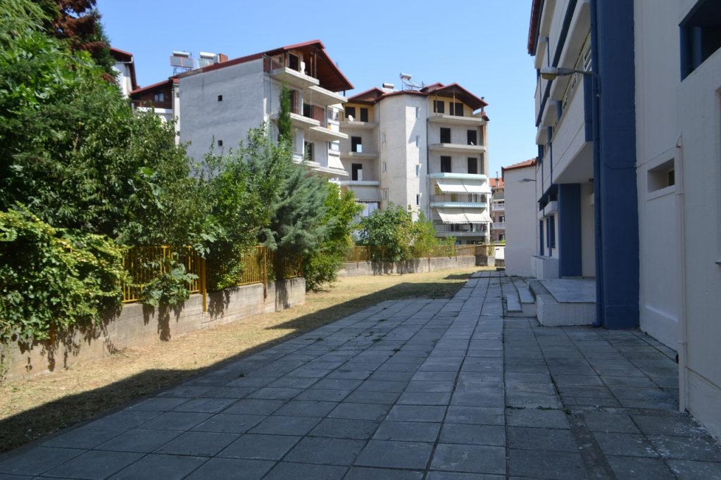 Ο Γιάννης Χατζόγλου από νωρίς στις εργασίες συντήρησης στην πρωτοβάθμια εκπαίδευση