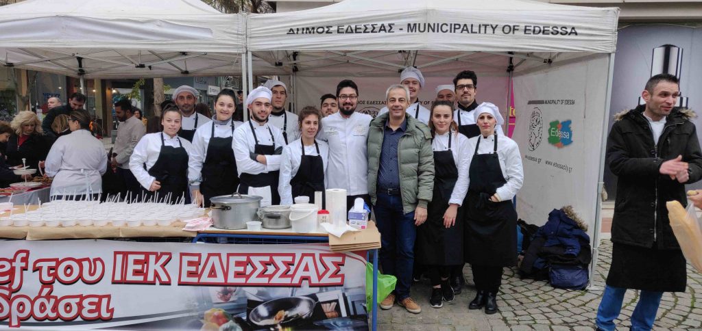 ΧΡΙΣΤΟΥΓΕΝΝΙΑΤΙΚΑ ΚΕΡΑΣΜΑΤΑ ΑΠΟ ΤΟ ΔΗΜΟΣΙΟ ΙΕΚ ΕΔΕΣΣΑΣ