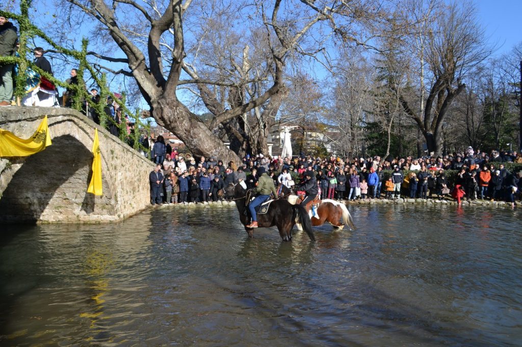 Με τσουχτερό κρύο βούτηξαν στον καθαγιασμό των υδάτων στον Εδεσσαίο ποταμό
