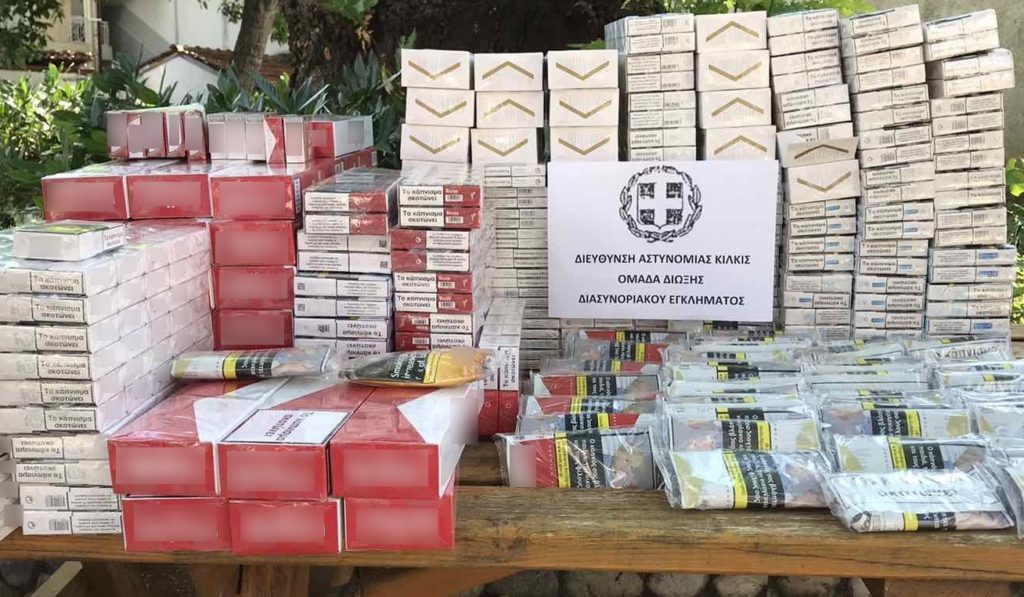 Συνελήφθησαν 3 άτομα σε περιοχή της Θεσσαλονίκης για λαθραία καπνικά προϊόντα Κατασχέθηκαν περισσότερα από 2.800 πακέτα λαθραίων τσιγάρων και πάνω από 3 κιλά λαθραίου καπνού