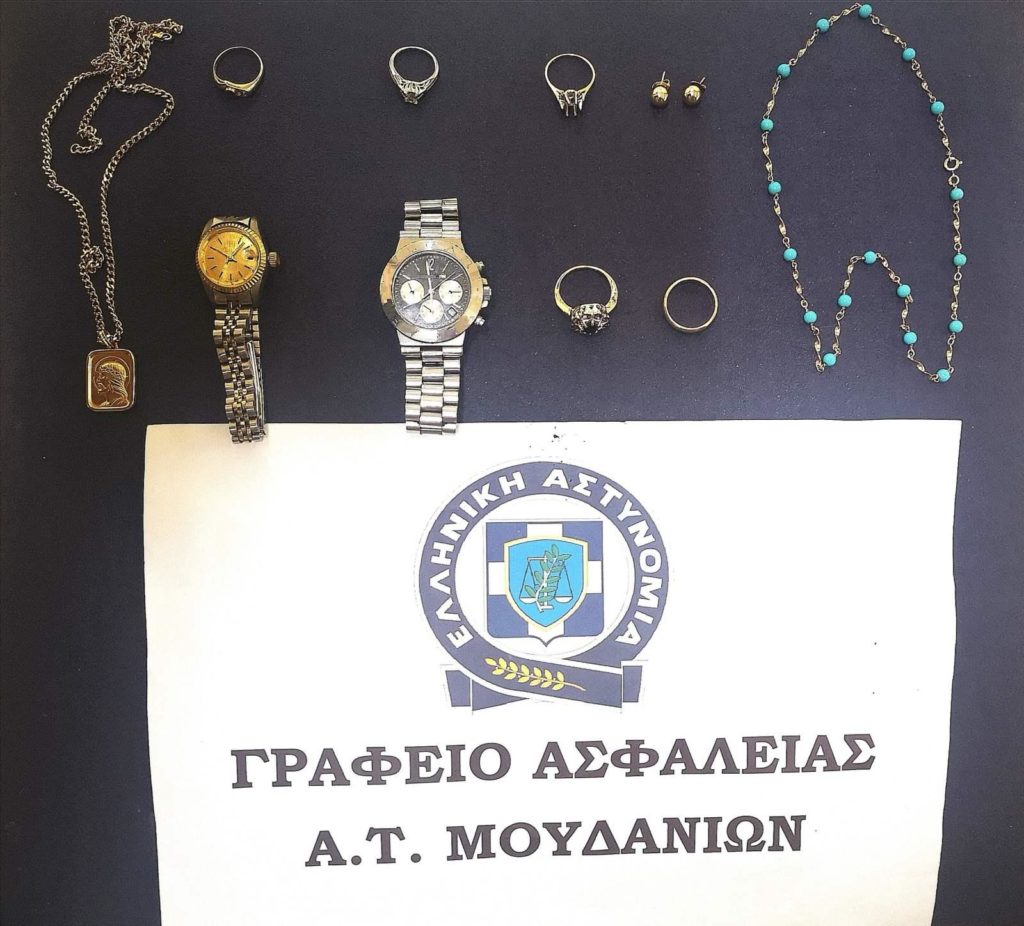 03-10-2020 (βίντεο & Φώτο) Από το Αστυνομικό Τμήμα Μουδανιών συνελήφθησαν 4 άτομα για κλοπές από οικίες σε Πιερία και Χαλκιδική