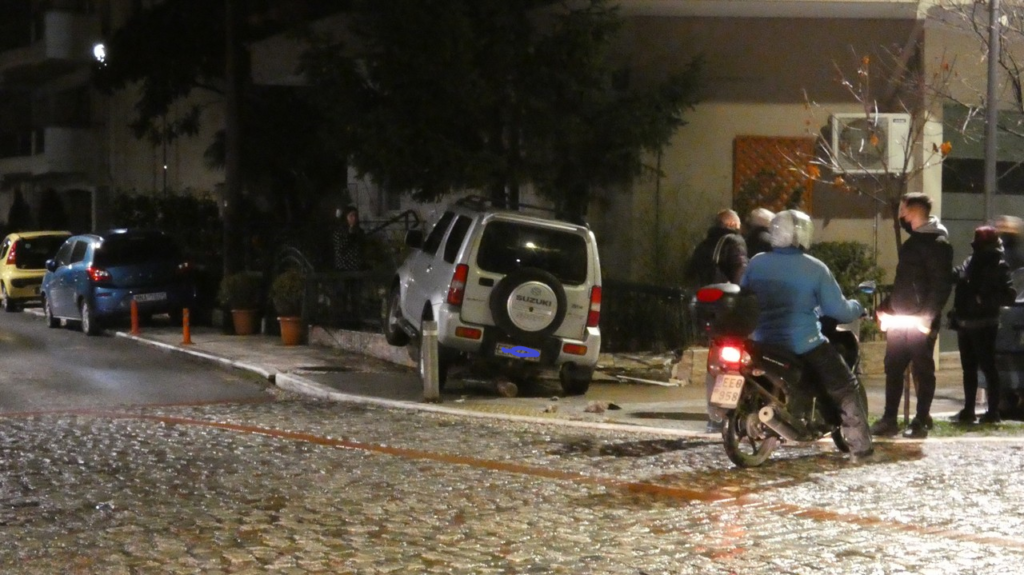 Αυτοκίνητο κατέληξε πάνω σε πεζοδρόμιο και εντός προαύλιας οικίας έπειτα από τροχαίο ατύχημα