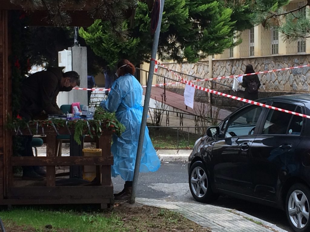 Δωρεάν test Covid-19 πραγματοποιήθηκαν σήμερα με το σύστημα Drive Through στο Κέντρο Υγείας Έδεσσας (πρώην ΙΚΑ)