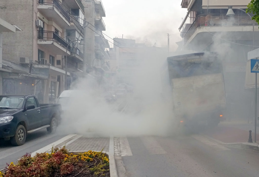 Φωτιά ξέσπασε σήμερα το πρωί στις 11:45 σε φορτηγό τροφοδοσίας που κινούνταν στην πλατεία Ελευθερίας στην Έδεσσα