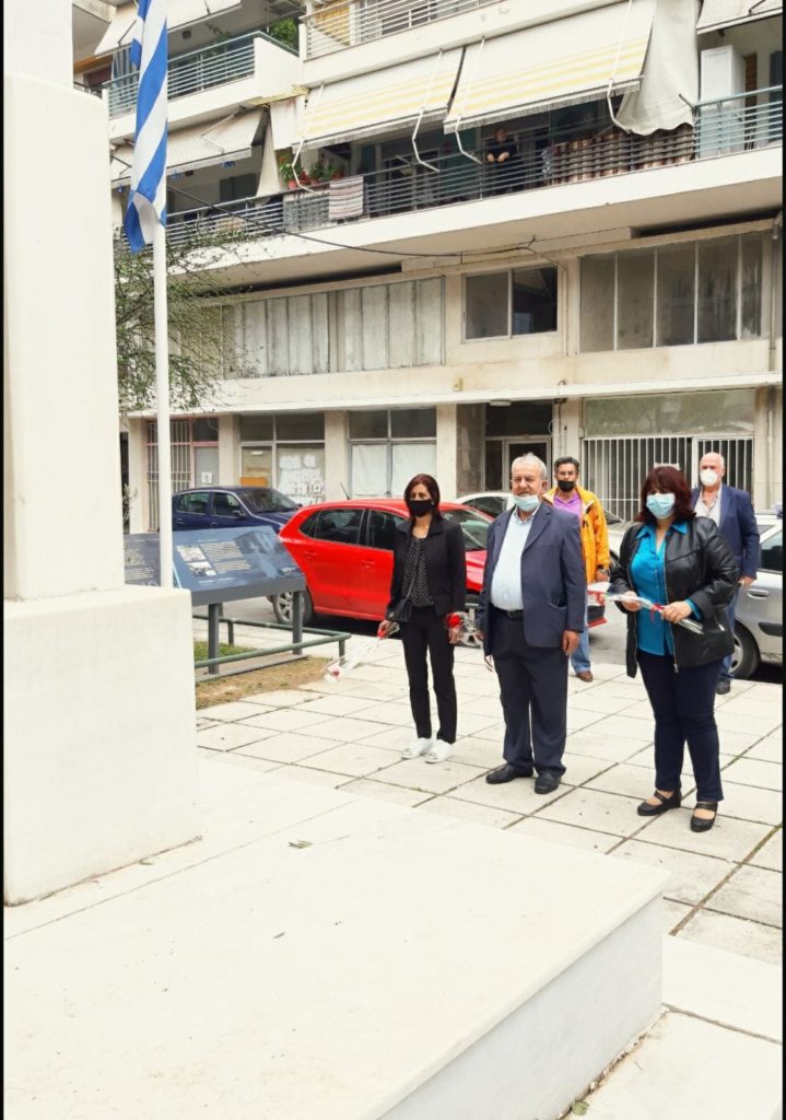 Εργατικό κέντρο Πέλλας & Ένωση Συνταξιούχων ΙΚΑ Γιαννιτσών ανήμερα της Εργατικής Πρωτομαγιάς κατέθεσαν συμβολικά λουλούδια ως Φόρο τιμής στους νεκρούς της εργατικής τάξης