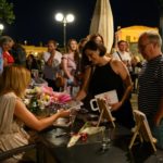 H συγγραφέας υπογράφει το βιβλίο