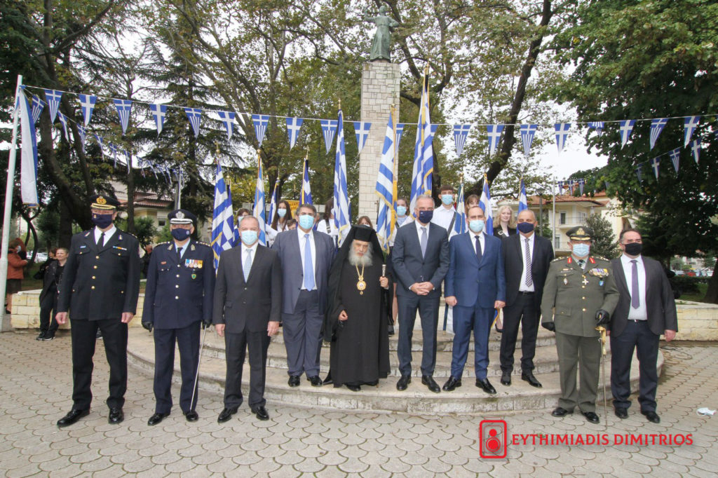 Σε εορταστικό κλίμα και με μικρή συμμετοχή κόσμου λόγω των μέτρων κατά του covid19 πραγματοποιήθηκαν οι επίσημες εκδηλώσεις συνεορτασμού της 18ης Οκτωβρίου στην Έδεσσα
