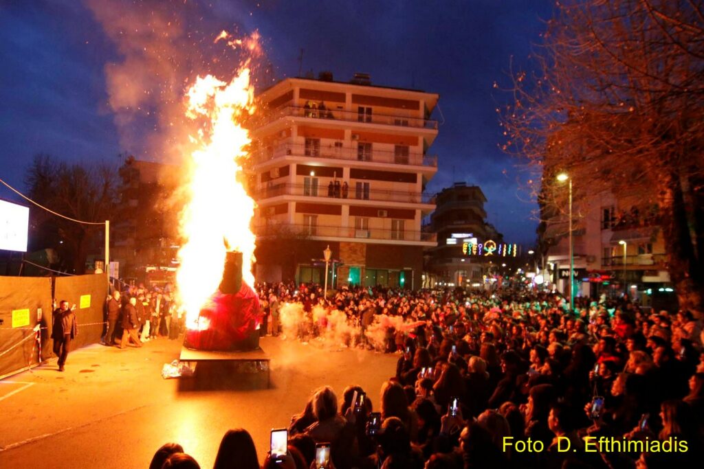Το Έθιμο της Λάμκας και το κάψιμο του βασιλιά καρνάβαλου με τα εντυπωσιακά βεγγαλικά!