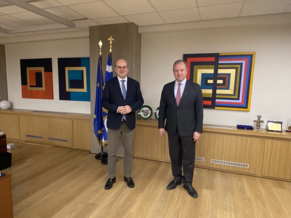 Σταμενίτης στον Υπ. Εργασίας για παροχές μητρότητας γυναικών ελεύθερων επαγγελματιών, 120 δόσεις, εισόδημα από αγροτικό Φ/Β και ξενοδόχους