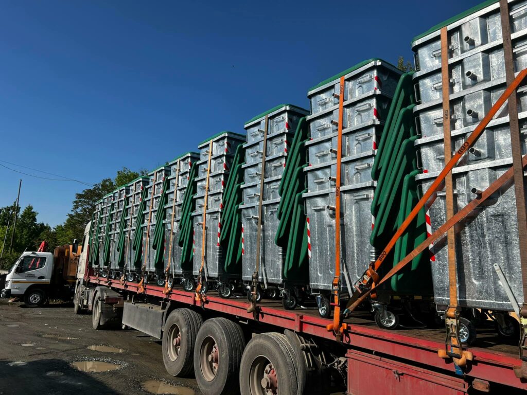 Παραλαβή 100 νέων μεταλλικών κάδων απορριμμάτων στον Δήμο Αλμωπίας