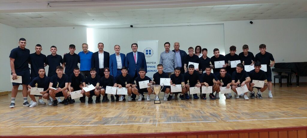 Σήμερα ο Αντιπεριφερειάρχης Πέλλας κ. Ιορδάνης Τζαμτζής βράβευσε τη Πρωταθλήτρια Ομάδα Κ16 της Ε.Π.Σ. Πέλλας στην αίθουσα εκδηλώσεων της ΠΕ Πέλλας