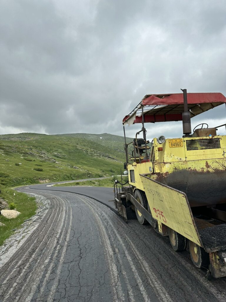 Ξεκίνησαν οι εργασίες ασφαλτόστρωσης του δρόμου προς Καϊμάκτσαλαν!