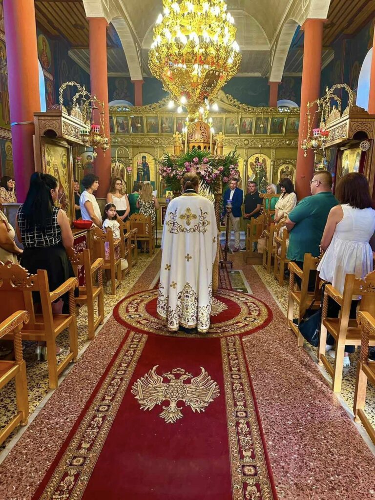 Με πλήθος κόσμου και με μεγαλοπρέπεια πραγματοποιήθηκε ο πανηγυρικός εσπερινός για την εορτή της Κοιμήσεως της Θεοτόκου στον Ι. Ν. Αγίας Παρασκευής Πλατάνης-Εδέσσης