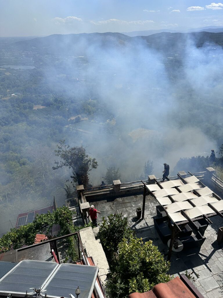 Συναγερμός από τη φωτιά που ξέσπασε στην αυλή της πόλης μας (φώτο +video)