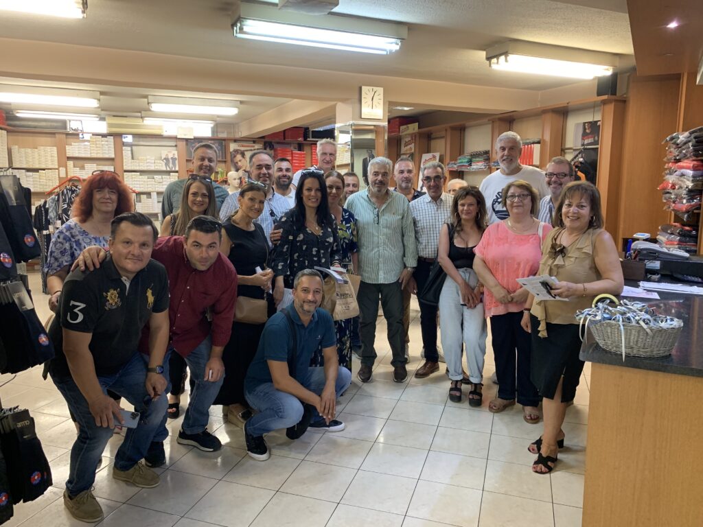 Συνοδευόμενος από υποψήφιους συμβούλους ο επικεφαλής της Συνεργασία Ευθύνης κος Γιάννης Μουράτογλου επισκέφτηκε την αγορά της Έδεσσας και συνομίλησε με κατοίκους και καταστηματάρχες της περιοχής