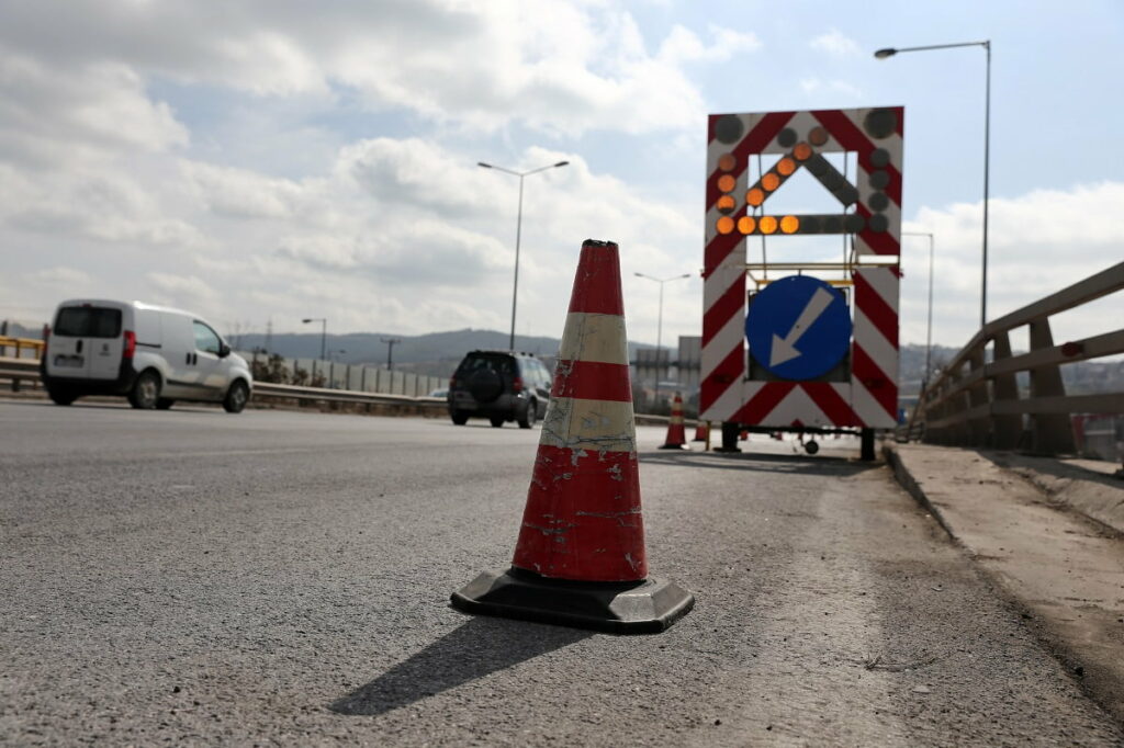 Εργασίες αποξήλωσης και τοποθέτησης νέων στηθαίων στην Εθνική Οδό 2 Θεσσαλονίκης-Έδεσσας από την Περιφέρεια Κεντρικής Μακεδονίας