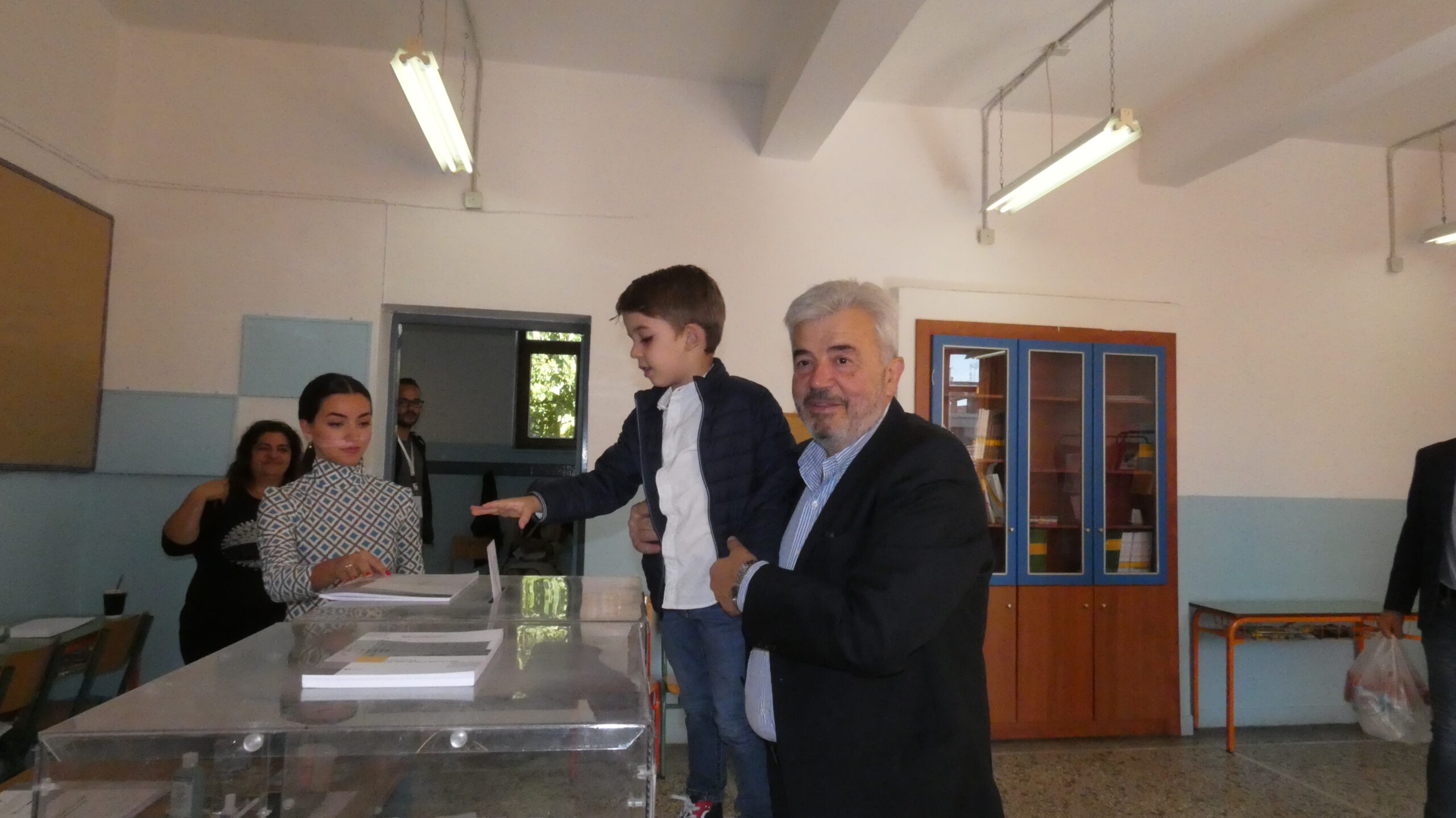 Μαζί με τον εγγονό του Παναγιώτη, άσκησε το εκλογικό του δικαίωμα ο Υποψήφιος Δήμαρχος Έδεσσας Γιάννης Μουράτογλου σε μια όμορφη στιγμή
