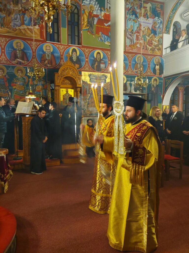 Με λαμπρότητα και μεγάλη συμμετοχή των πιστών εορτάσθηκε η μνήμη της Αγίας Μεγαλομάρτυρος και Πανσόφου Αικατερίνης στο φερώνυμο Ιερό Παρεκκλήσιο της ενορίας των Αγίων Κωνσταντίνου και Ελένης Γιαννιτσών