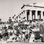 Έλληνες και Αμερικανοί μαθητές ανταλλαγής με την AFS στην Ακρόπολη (1955).