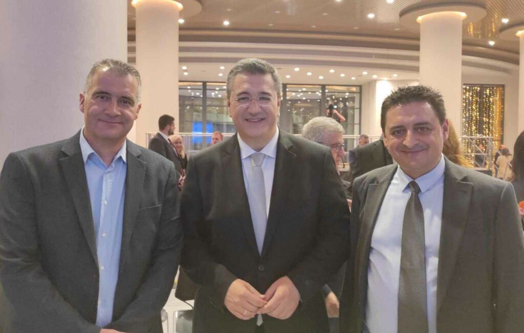 Στην ορκωμοσία του Απ. Τζιτζικώστα παρευρέθησαν ο νέος δήμαρχος της Έδεσσας Γιάννης Τσεπκεντζής με τον νεοεκλεγέντα Δημοτικό Σύμβουλο Αργύρη Μπόγια