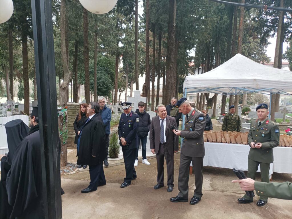 Ο Γιώργος Καρασμάνης στο ετήσιο μνημόσυνο για τους πεσόντες υπέρ Πατρίδα