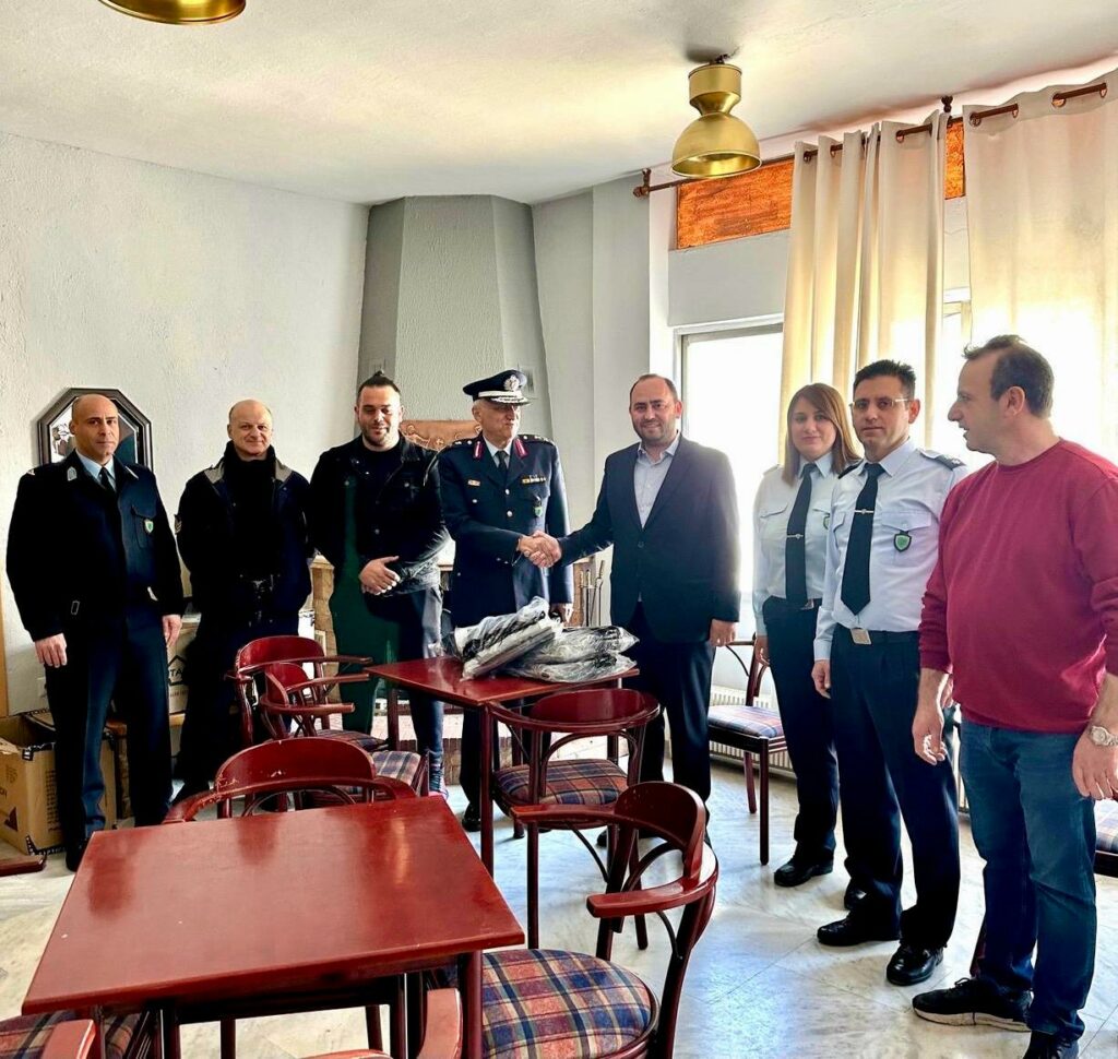 Λάκης Βασιλειάδης: Προσφορά στολών εκστρατείας στο Αστυνομικό Τμήμα Πέλλας