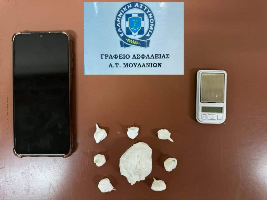 Από αστυνομικούς του Αστυνομικού Τμήματος Μουδανιών συνελήφθη ένα άτομο για διακίνηση και κατοχή ναρκωτικών