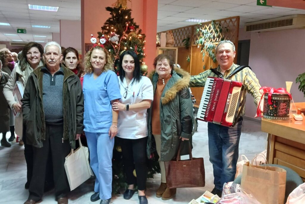 ΣΤΟΛΙΣΜΟΣ ΧΡΙΣΤΟΥΓΕΝΝΙΑΤΙΚΟΥ ΔΕΝΤΡΟΥ ΣΤΟ ΓΗΡΟΚΟΜΕΙΟ