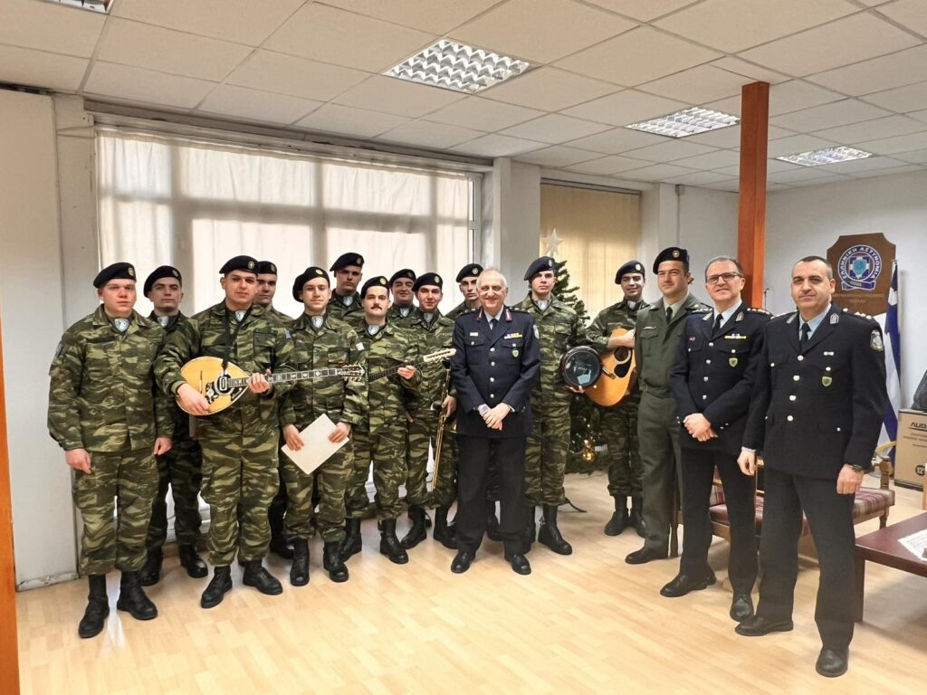 Η χορωδία της 2ας Μηχανοκίνητης Μεραρχίας Πεζικού έψαλε τα κάλαντα στην Αστυνομική Διεύθυνσης Πέλλας