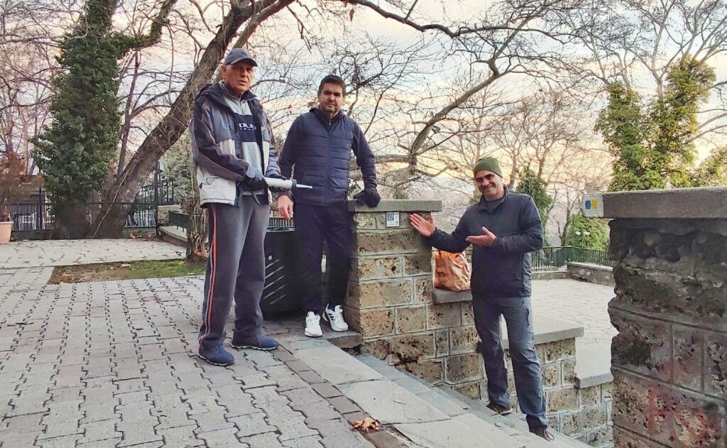 ΕΟΣ ΕΔΕΣΣΑΣ : ΤΟΠΟΘΕΤΗΣΗ ΠΙΝΑΚΙΔΩΝ QR CODE ΣΤΑ ΜΟΝΟΠΑΤΙΑ ΤΗΣ ΕΔΕΣΣΑΣ