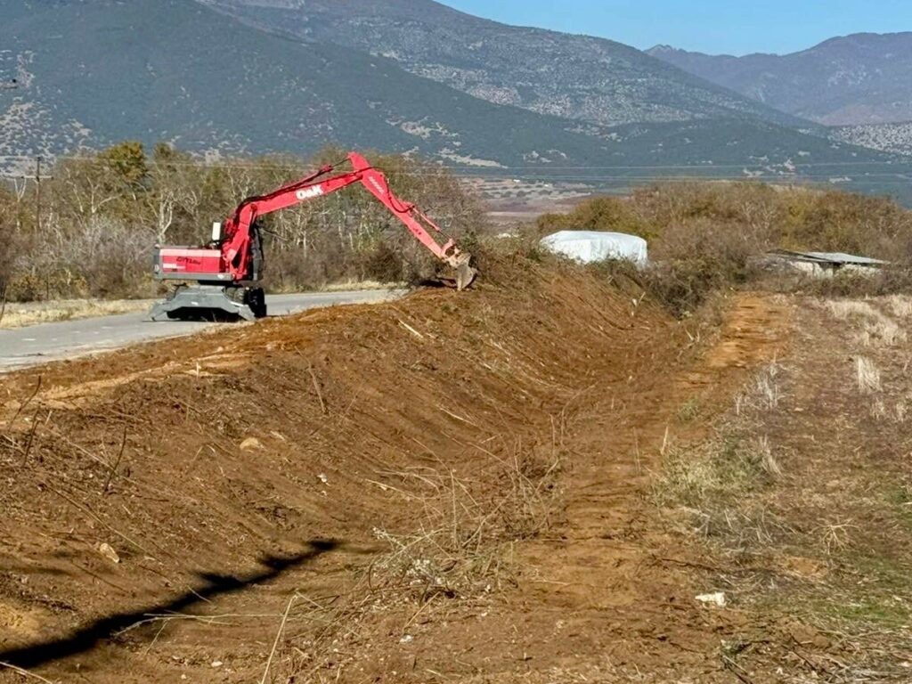 Παρεμβάσεις του Δήμου Πέλλας με καθαρισμό καναλιών και κοιμητηρίων στην Δ.Ε. Κύρρου